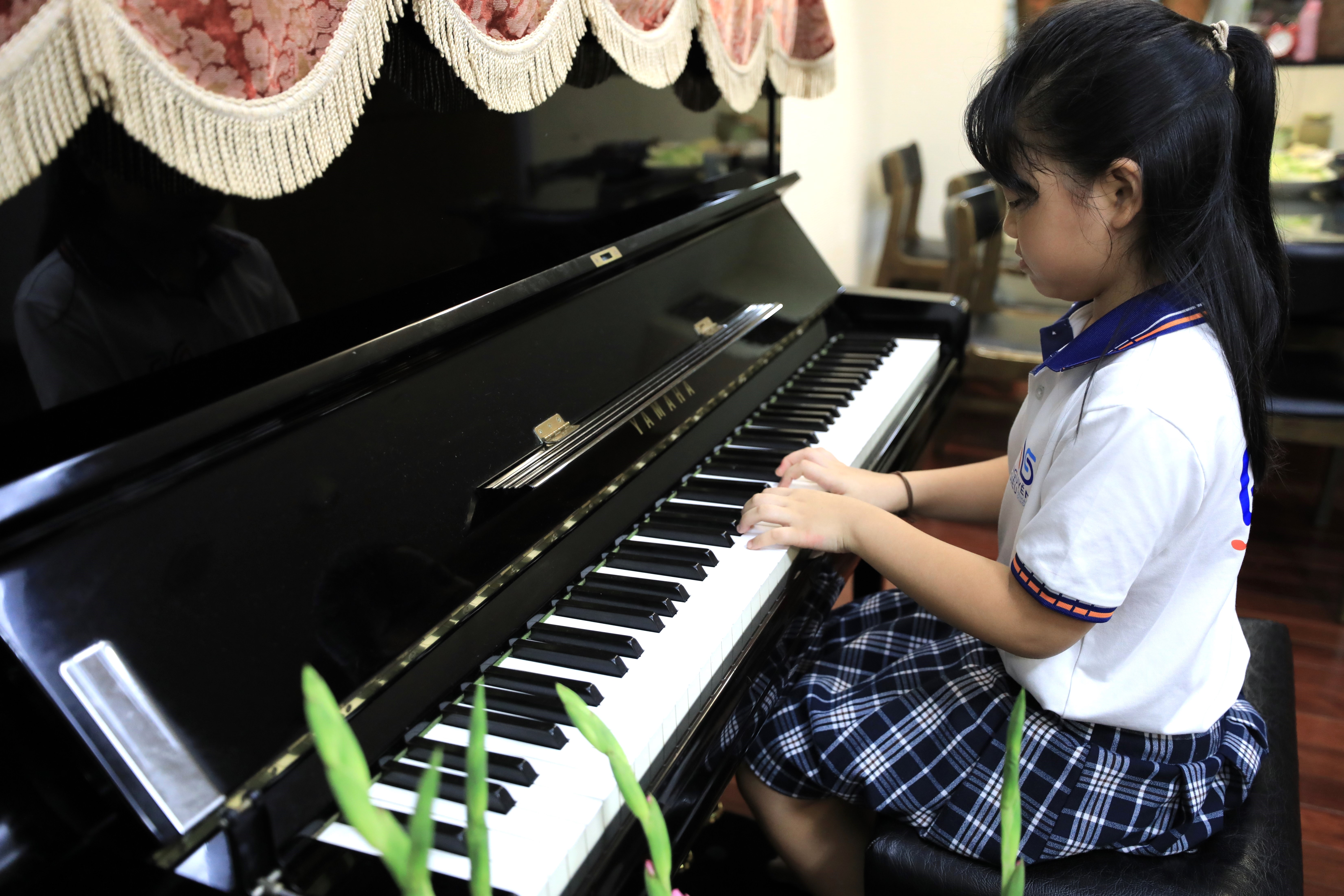 minh anh chơi piano