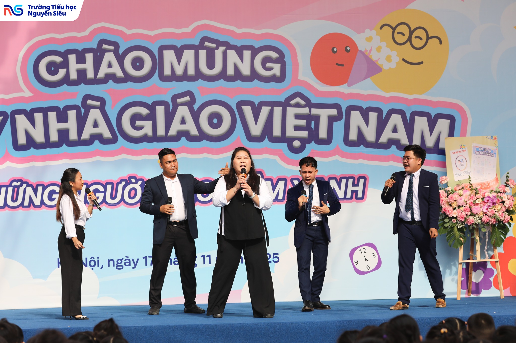 Bái hát song ngữ được thể hiển bởi các thầy cô giáo Cambridge