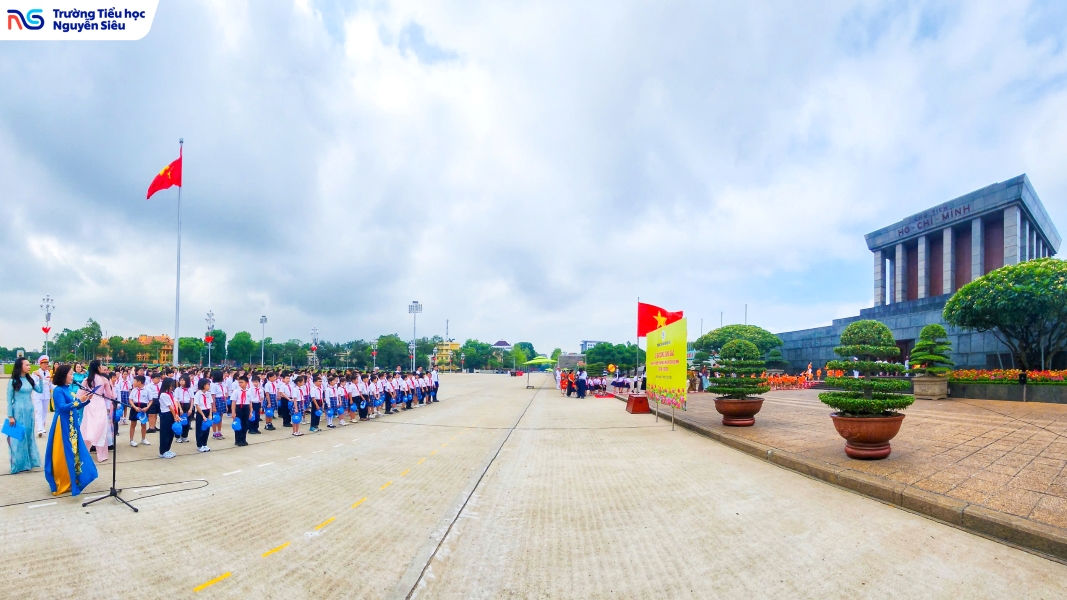 Hình ảnh học sinh khối 5 cùng Ban Lãnh đạo nhà trường, đại diện cha mẹ học sinh và cán bộ, giáo viên, nhân viên trường Tiểu học Nguyễn Siêu tại Lễ báo công dâng Bác trước Quảng trường Ba Đình lịch sử
